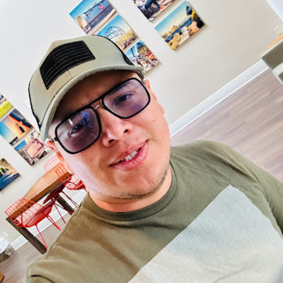 Profile Picture of Luis efrain Pinzon cuenca (@luis931024) on Poshmark