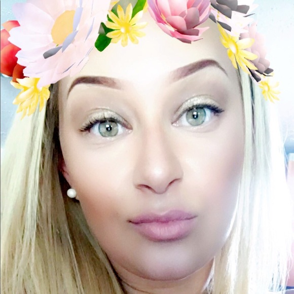 Monica Figura - Poshmark Profile Picture of Monica Figura (@monicaf607) on Poshmark