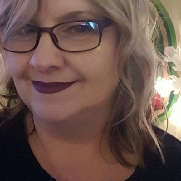 Profile Picture of Paula Neira (@psneira) on Poshmark