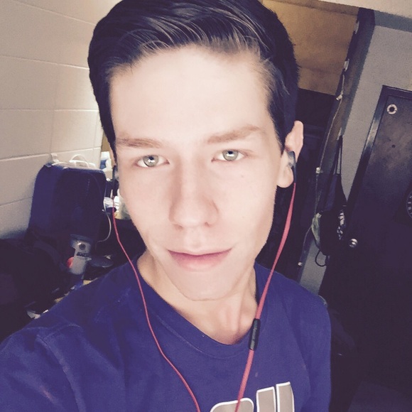 Profile Picture of Philip Andrews (@fuzzbuck) on Poshmark