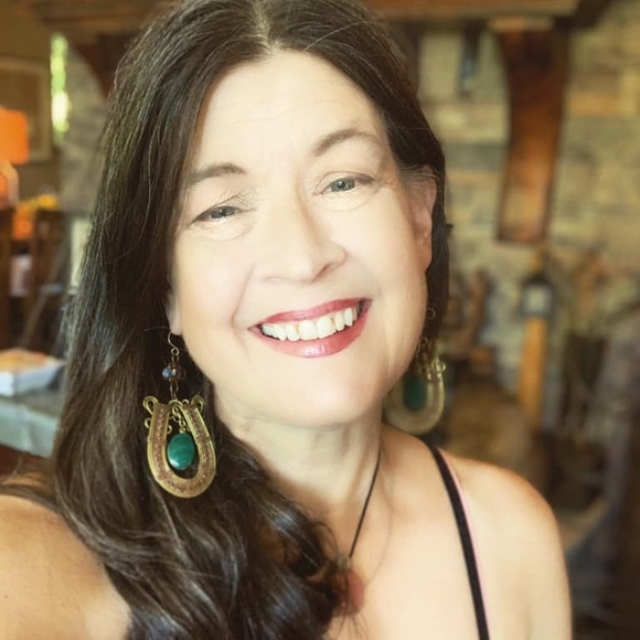 Profile Picture of Lisa Samson (@lisajoysamson) on Poshmark