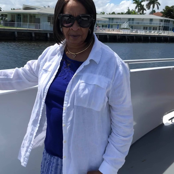 Profile Picture of Gloria Bragg glenn (@gloriabglenn) on Poshmark