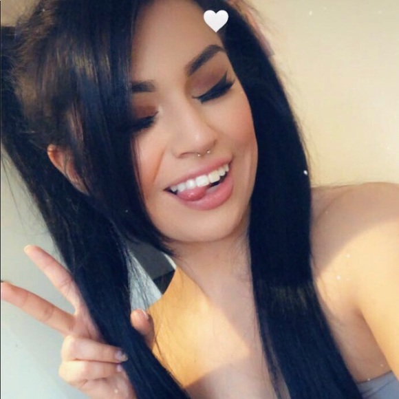 Profile Picture of Alexa May (@alexamay275) on Poshmark