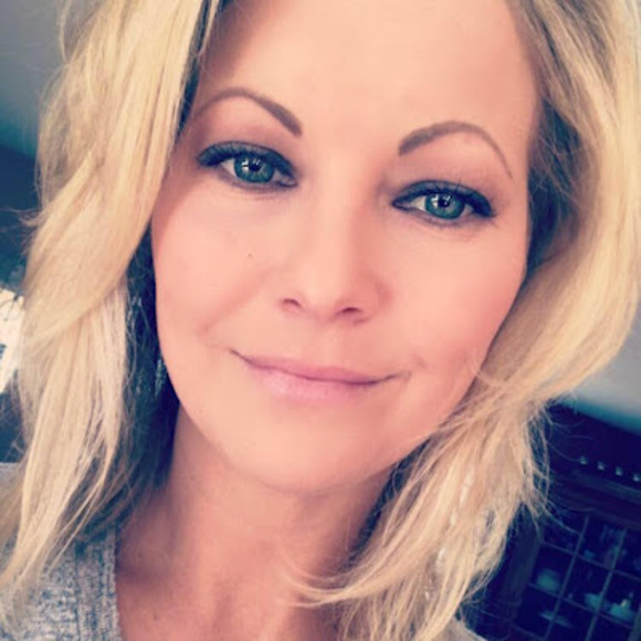 Profile Picture of Carlene Mulhall (@carlenemulhall) on Poshmark