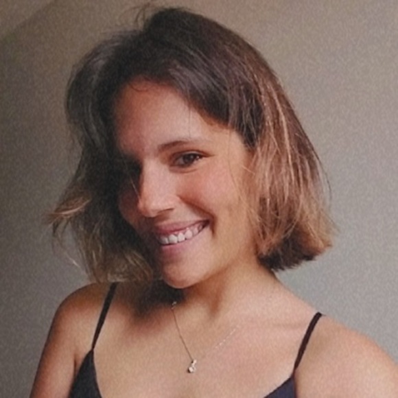 Profile Picture of Daniela Gelves rossi (@dgelvesrossi) on Poshmark