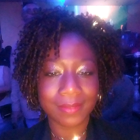 Profile Picture of Aisha Raglin (@agr27) on Poshmark