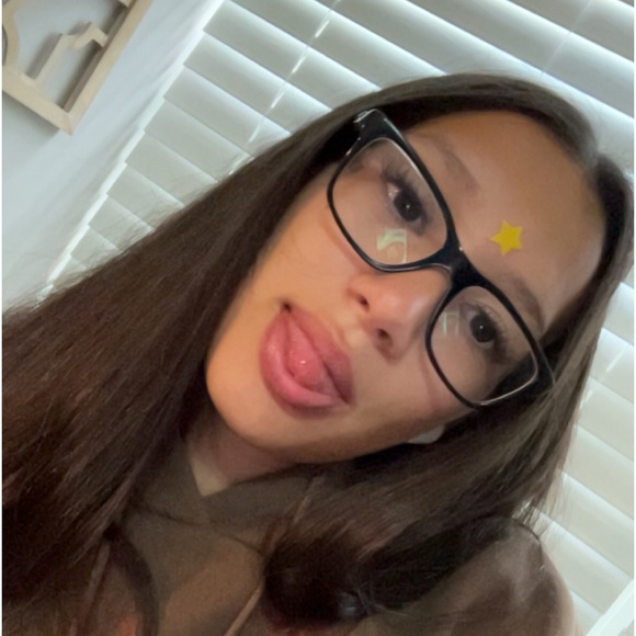 Profile Picture of Alia Walnetski (@lol_alia) on Poshmark