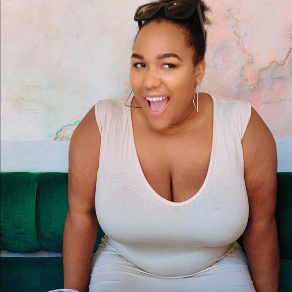 Profile Picture of Rosalyn Scriven (@r_scriv) on Poshmark