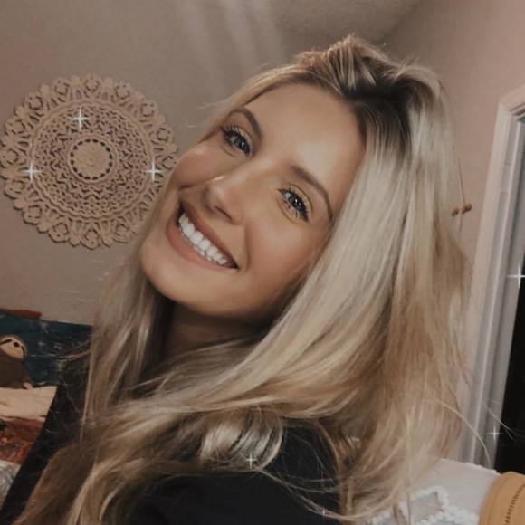 Profile Picture of Melissa Bertino (@mfb21099) on Poshmark