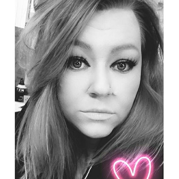 Profile Picture of Jennifer Thorning (@jenbear81) on Poshmark