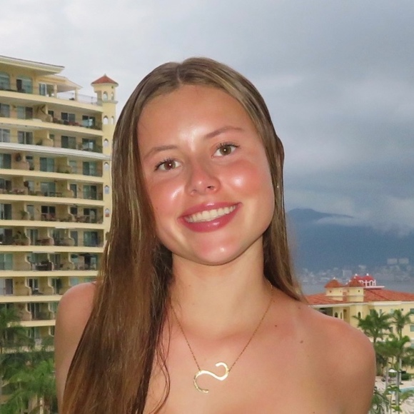 Profile Picture of Sophia Arietta (@sophia_arietta) on Poshmark