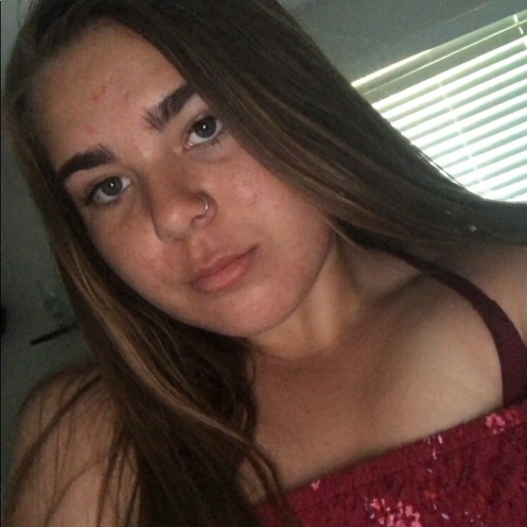 Profile Picture of Brooklyn Ashbaker (@bbroooklynn0) on Poshmark