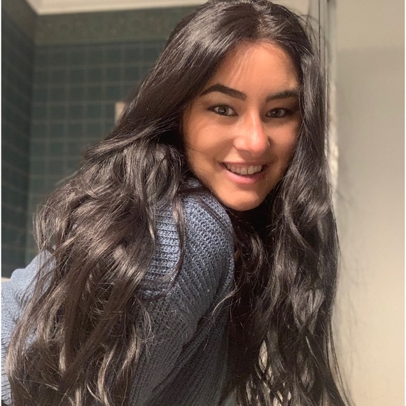 Profile Picture of Carlee Magnetti (@cmagnetti) on Poshmark