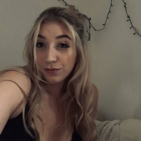 Profile Picture of Aimee Melanson (@aimee_melanson) on Poshmark