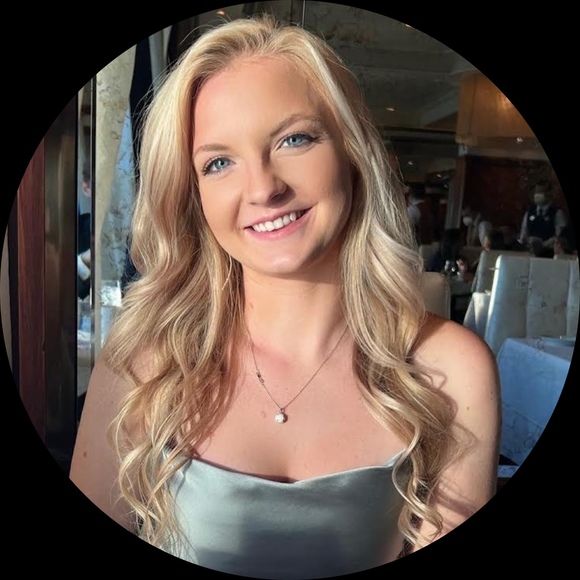 Profile Picture of Jordyn White (@jordyn1200) on Poshmark