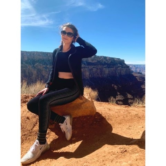 Profile Picture of Tina Seering (@tinaseering) on Poshmark