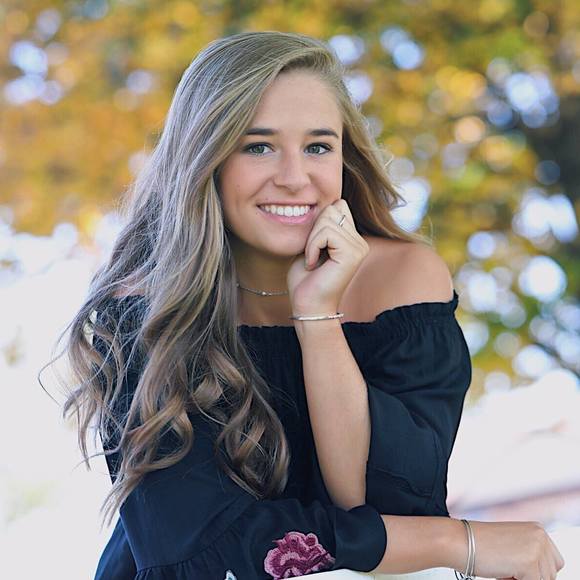 Profile Picture of Lydia Ernster (@lydiaernster) on Poshmark