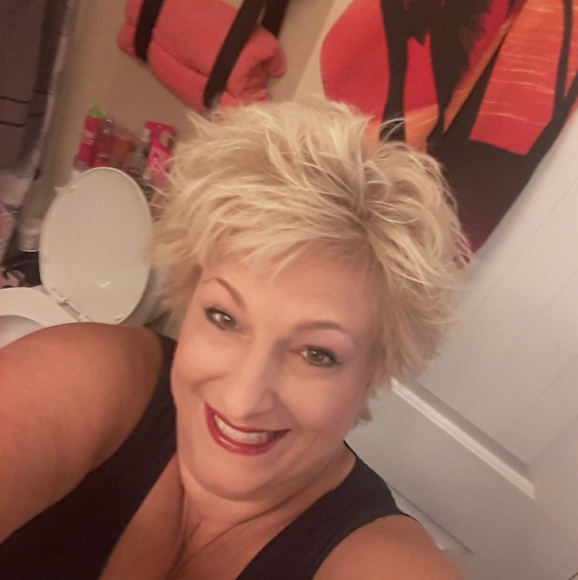 Profile Picture of Kimberly Genereux (@cstormywaves) on Poshmark
