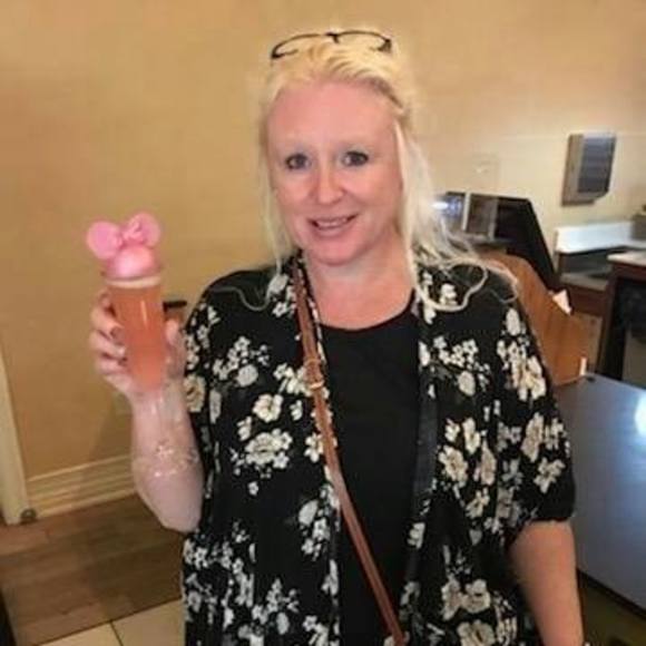 Profile Picture of Heather Lange (@heather2148) on Poshmark