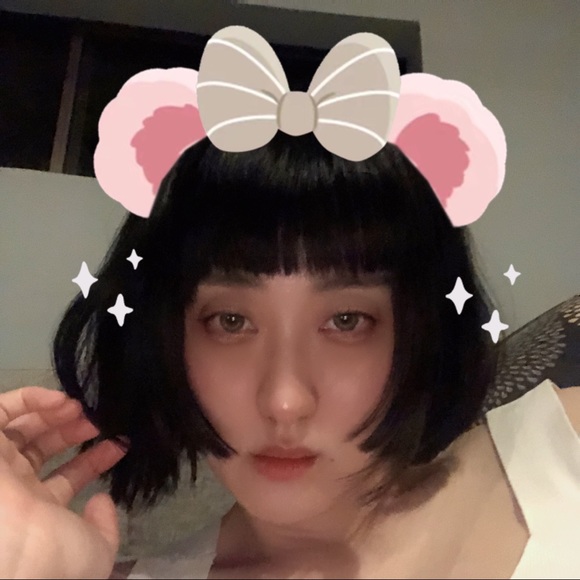 Profile Picture of Raye Huang (@rayehuang) on Poshmark