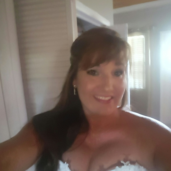 Profile Picture of Daniele Ireland (@danieireland74) on Poshmark