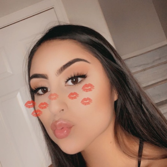 Profile Picture of Adamaris Zamudio (@adamaris158) on Poshmark