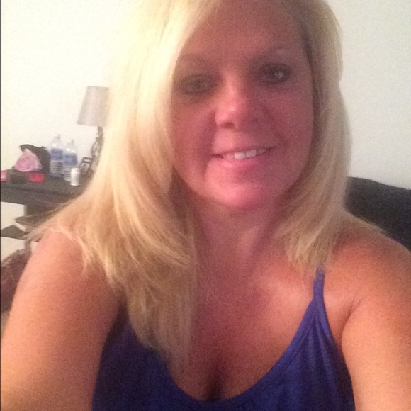Profile Picture of Shanna Angles (@shannaangles) on Poshmark