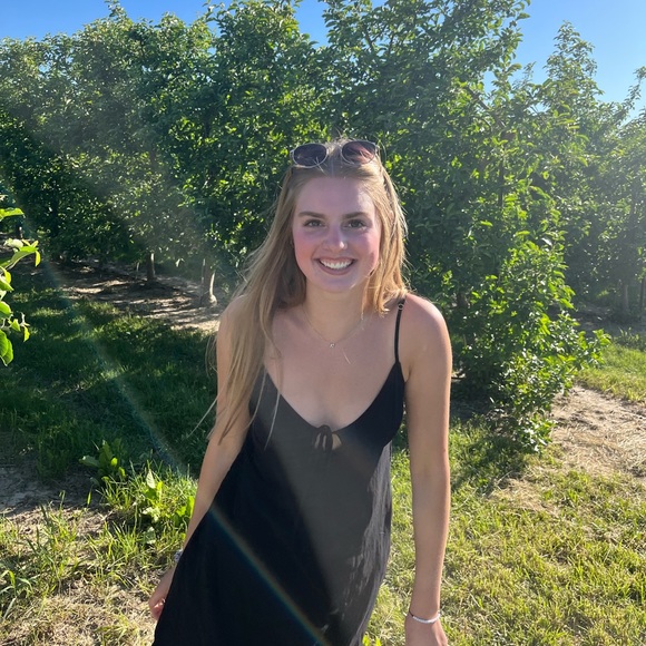 Profile Picture of Brooke Vanderlaan (@vanderlaan22) on Poshmark