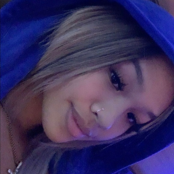 Profile Picture of Raeyna Wycoco (@raeyna145) on Poshmark