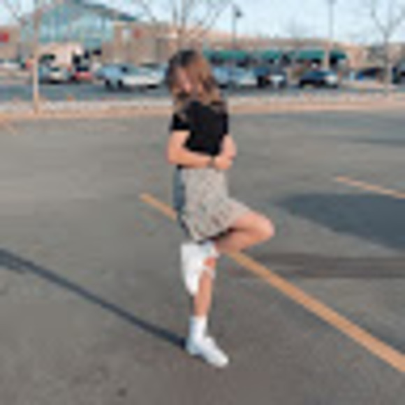 Profile Picture of Emery Doser (@emerydoser) on Poshmark
