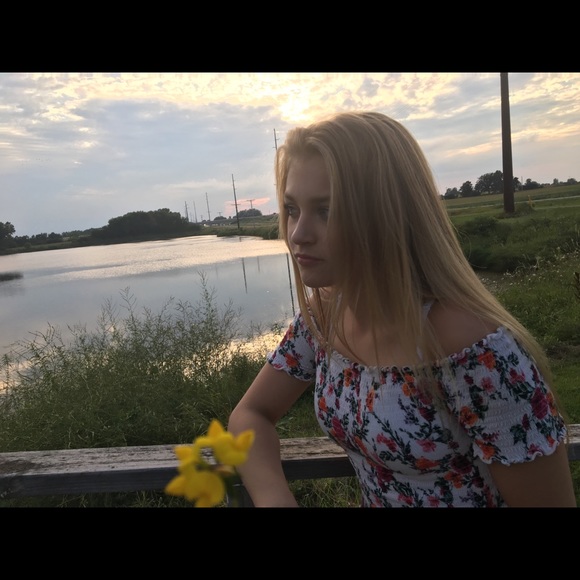 Profile Picture of Amya Walotka (@amyablondie) on Poshmark