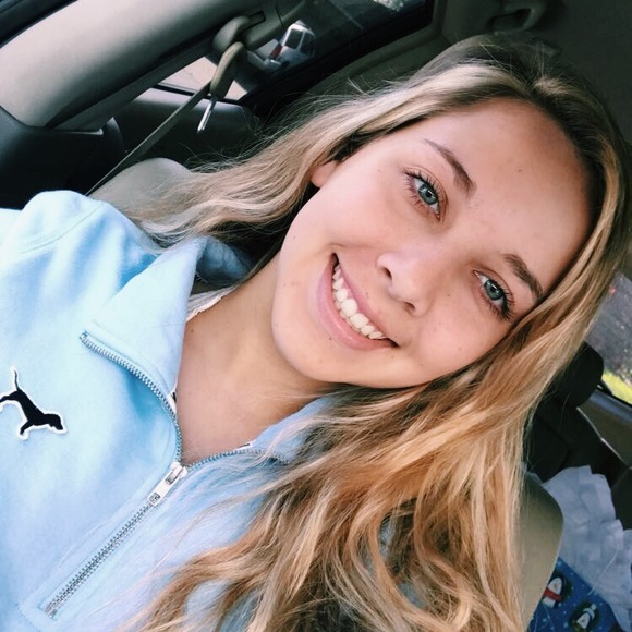 Profile Picture of Alaina Grimando (@alainaggg) on Poshmark