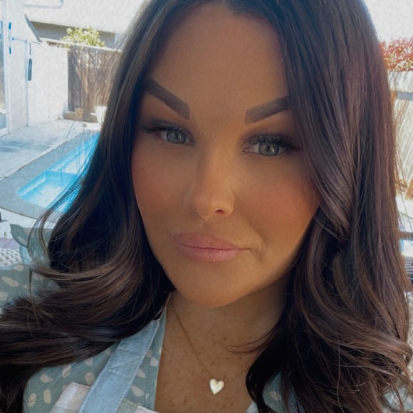 Profile Picture of Lisa Lorenzen (@lisae88) on Poshmark