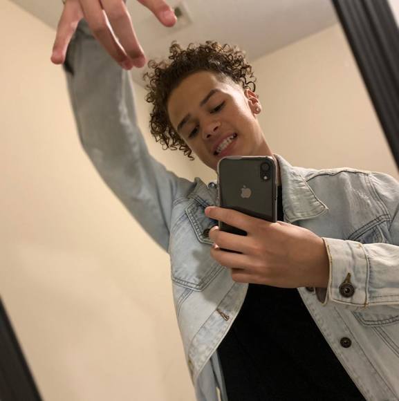 Profile Picture of Devin Sanchez (@sanchezdevin10) on Poshmark