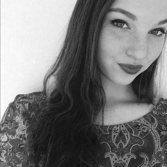 Profile Picture of Carly Grecco (@carlytotheg) on Poshmark