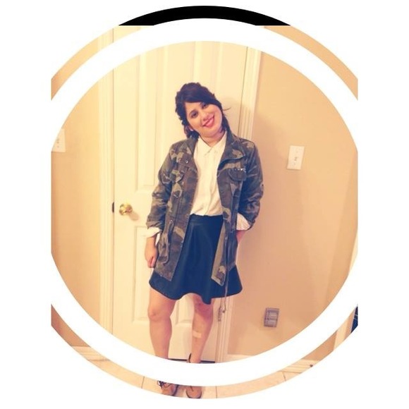 Profile Picture of Sarah Caballero (@sarahcab19) on Poshmark