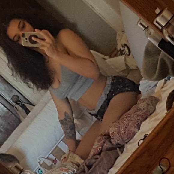 Profile Picture of Hollie Roberts (@hollieholistic) on Poshmark