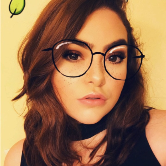 Profile Picture of Piper Mitchell perkins (@pipersthings) on Poshmark