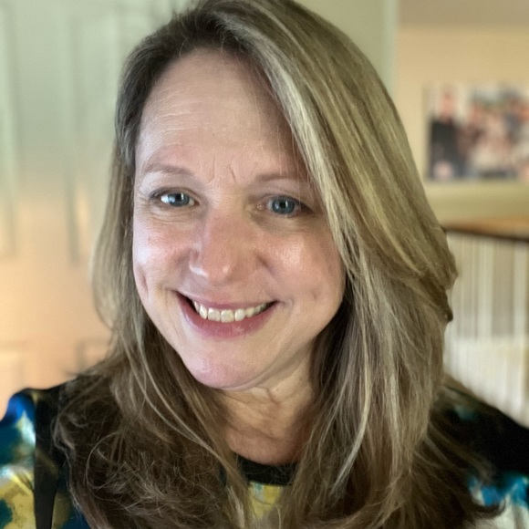 Profile Picture of Lainie Hoverstad (@lainiehoverstad) on Poshmark