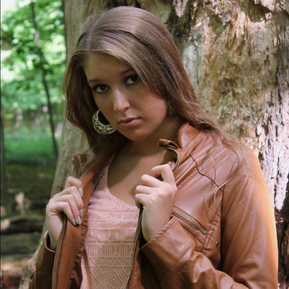 Profile Picture of Shelbi Seefeldt (@shelbi1997) on Poshmark