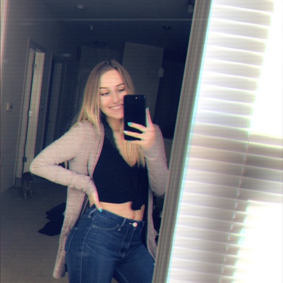 Profile Picture of Hanna Tierce (@hanna_tierce) on Poshmark