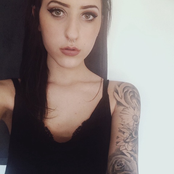 Profile Picture of Mackenzie James (@mackenzieaj) on Poshmark