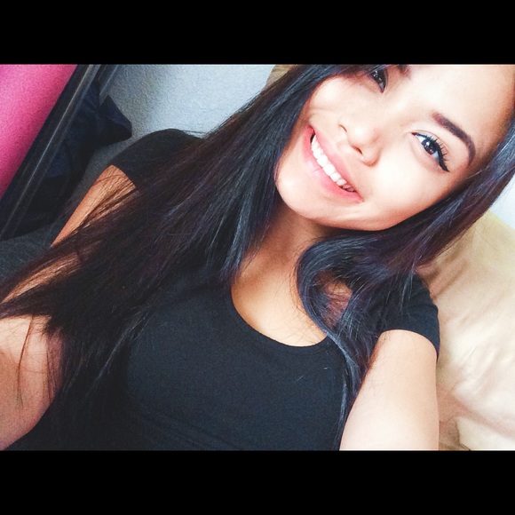 Profile Picture of Moani Gella (@moani96) on Poshmark