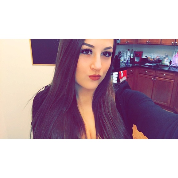 Profile Picture of Mallaika Macbeth (@mallaikam) on Poshmark