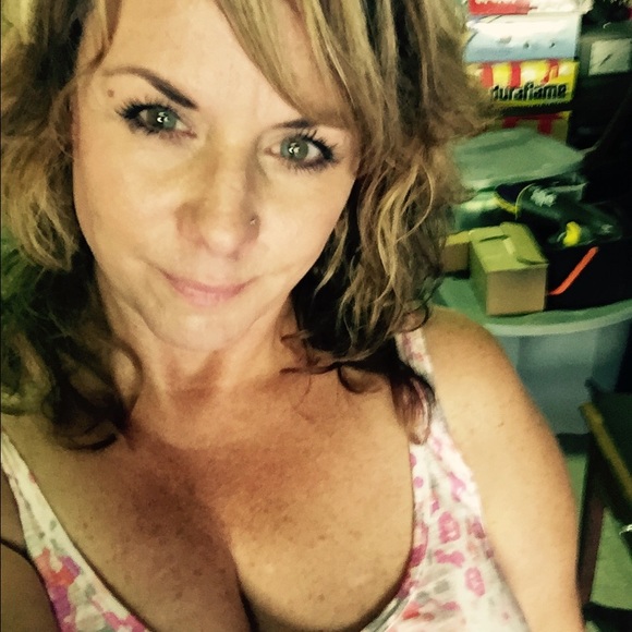 Profile Picture of Lori Gerboth (@knowswhosheis) on Poshmark