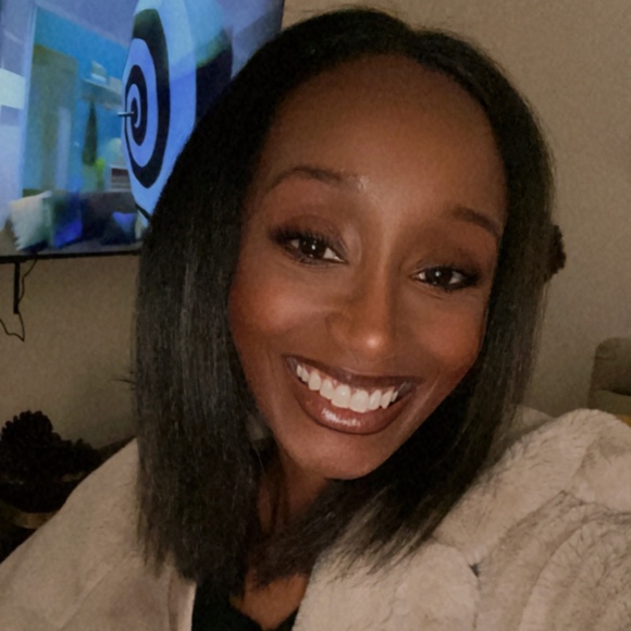 Profile Picture of Danielle Mcclinton (@daniellemcclint) on Poshmark