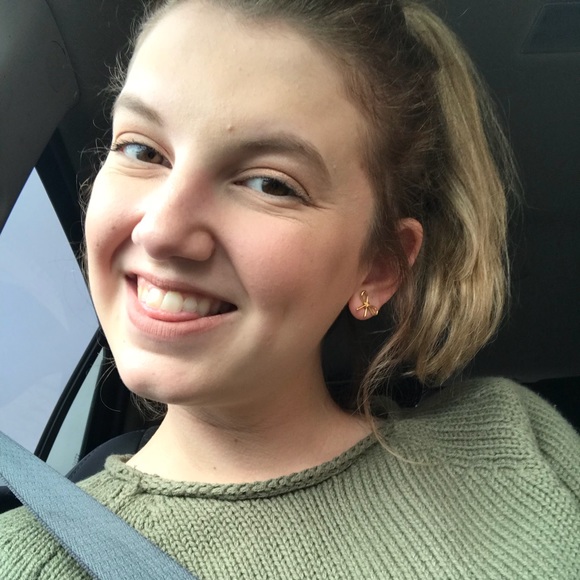 Profile Picture of Hallie Isom (@hallieisom) on Poshmark