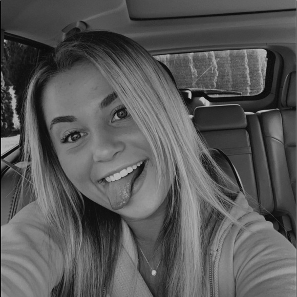 Profile Picture of Brynn Tolzmann (@brynn_nicole19) on Poshmark