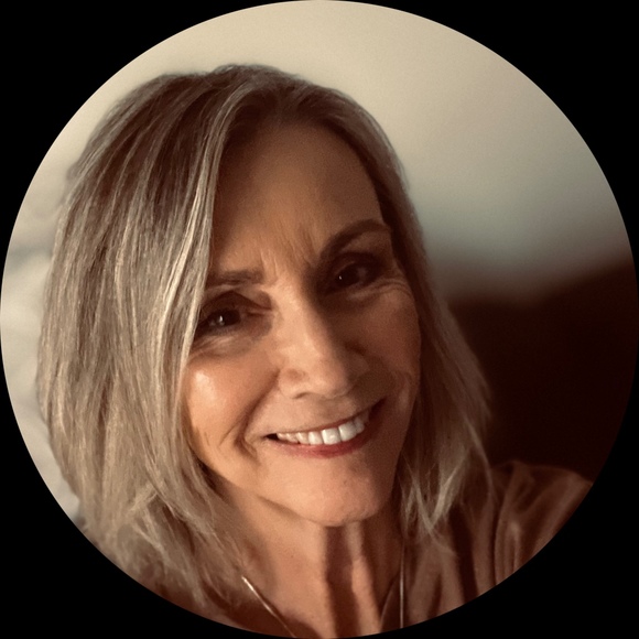 Profile Picture of Lyn Ryan (@lynnmic) on Poshmark