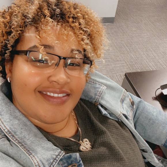 Profile Picture of Alecys Wallace (@awol0703) on Poshmark